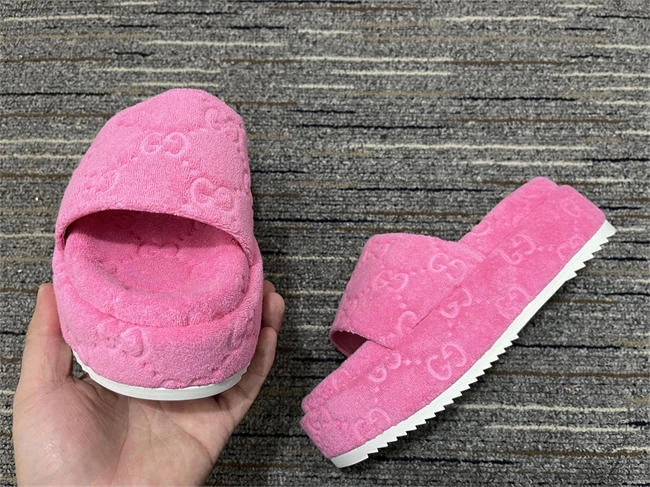 G*u*i side women attractive 460